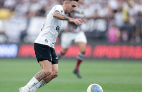 Gustavo Mosquito com a bola em seu domnio durante jogo contra o Fluminense