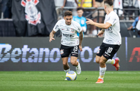 Gustavo Mosquito correndo junto  bola durante confronto