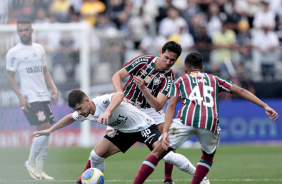 Hugo protegendo a bola de marcadores do Fluminense