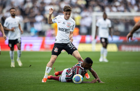 Jogador do Fluminense dando carrinho em Breno Bidon