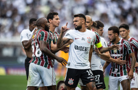 Jogadores do Fluminense indo para cima de Raniele, que discute com eles