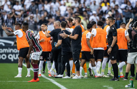 Jogadores e Antnio Oliveira no banco de reservas festejando aps sair gol do Corinthians