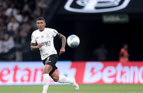 Paulinho correndo para dominar a bola durante jogo na Neo Qumica Arena