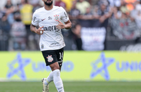 Raniele correndo no gramado da Neo Qumica Arena