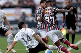 Raniele dando carrinho em jogador do Fluminense para tomar a bola