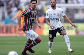 Raniele sendo pressionado por defensor do Fluminense enquanto executa passe