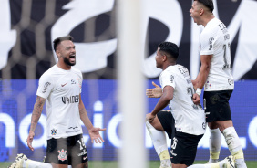 Raniele, Wesley e Romero celebrando o tento do atacante de 19 anos