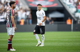 Romero caminhando no gramado da Arena em jogo contra o Fluminense