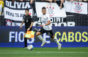 Romero correndo no gramado com a bola em seu domnio