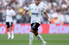 Romero correndo no gramado da Arena durante jogo