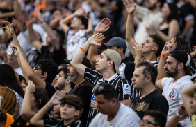 Torcida empurrando o Corinthians durante partida