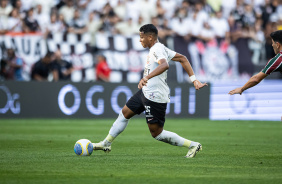 Wesley correndo com a bola dominada durante partida contra o Fluminense