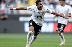 Wesley correndo feliz com os braos abertos na Arena aps anotar gol