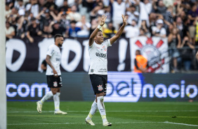 Wesley fazendo um 34 enquanto celebra gol anotado. Gesto homenageia companheiro expulso