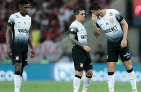 Flix Torres, Fagner e Gustavo Henrique conversando contra o Flamengo pelo Brasileiro