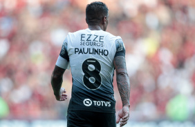 Paulinho diante do Flamengo pelo Brasileiro