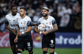 Cac, Romero e Yuri Alberto durante comemorao de gol contra o Argentinos Juniors