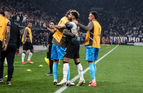 Cssio, Yuri Alberto e Donelli durante comemorao de gol contra o Argentinos Juniors