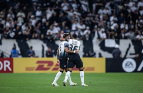 Yuri Alberto e Wesley durante comemorao de gol contra o Argentinos Juniors