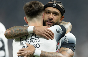 Memphis Depay abraçando Rodrigo Garro