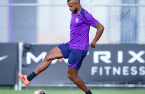 Alex Santana com bola no treinamento