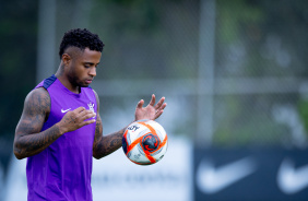 Diego Palacios com bola no treino