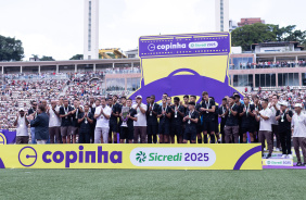 Elenco e diretoria do Corinthians com a premiação de vice-campeão da Copinha