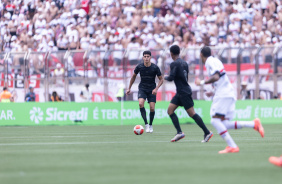 Fernando Vera com a bola sendo observado por Vitinho Dourado