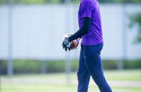 Hugo Souza com a bola em treinamento