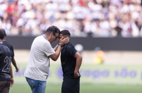 Nicollas é consolado por executivo Alex Brasil após derrota do Corinthians na final da Copinha