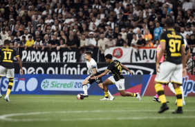 Igor Coronado tentando drible sobre defensor