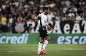 Raniele acenando após jogada