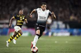 Romero conduzindo bola