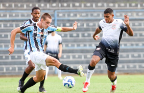 Gui Nego disputa bola contra jogador do Grmio