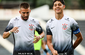 Jesse Costa junto de Fernando Vera comemoram gol marcado pelo luso-canadense contra o Grmio
