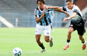 Lo Agostinho disputa bola contra jogador do Grmio