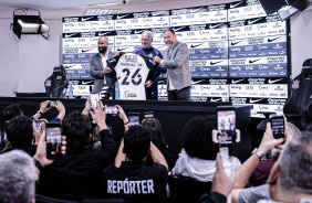 Dorival Júnior é apresentado ao lado de Fabinho Soldado e Augusto Melo