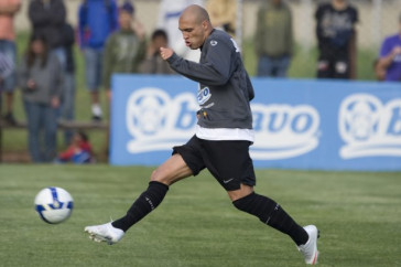 Com a documentacao regularizada, Edno faz sua estreia no domingo durante o treino do Corinthians realizado esta tarde no Parque Ecol�gico do Tiete; o pr�ximo jogo do time ser� domingo, dia 27/09, contra o S�o Paulo, no est�dio do Morumbi, pelo returno do Campeonato Brasileiro 2009