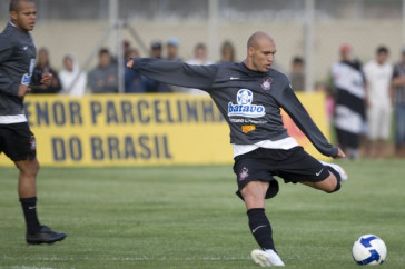 Com a documentacao regularizada, Edno faz sua estreia no domingo durante o treino do Corinthians realizado esta tarde no Parque Ecol�gico do Tiete; o pr�ximo jogo do time ser� domingo, dia 27/09, contra o S�o Paulo, no est�dio do Morumbi, pelo returno do Campeonato Brasileiro 2009