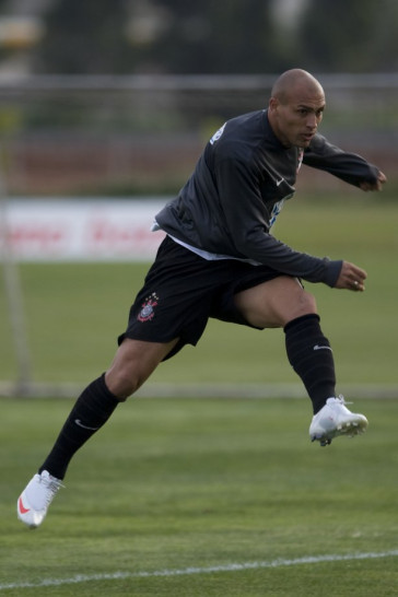 Com a documentacao regularizada, Edno joga no domingo durante o treino do Corinthians realizado esta tarde no Parque Ecol�gico do Tiete; o pr�ximo jogo do time ser� domingo, dia 27/09, contra o S�o Paulo, no est�dio do Morumbi, pelo returno do Campeonato Brasileiro 2009
