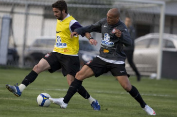 Denis e Edno que teve sua documentacao regularizada e faz sua estreia no Corinthians durante o treino do Corinthians realizado esta tarde no Parque Ecol�gico do Tiete; o pr�ximo jogo do time ser� domingo, dia 27/09, contra o S�o Paulo, no est�dio do Morumbi, pelo returno do Campeonato Brasileiro 2009