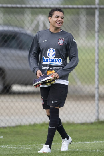 Dentinho durante o treino do Corinthians realizado esta tarde no Parque Ecol�gico do Tiete; o pr�ximo jogo do time ser� domingo, dia 27/09, contra o S�o Paulo, no est�dio do Morumbi, pelo returno do Campeonato Brasileiro 2009