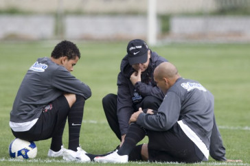 Dentinho; Mano Menezes e Edno, que foi liberado e joga no domingo, durante o treino do Corinthians realizado esta tarde no Parque Ecol�gico do Tiete; o pr�ximo jogo do time ser� domingo, dia 27/09, contra o S�o Paulo, no est�dio do Morumbi, pelo returno do Campeonato Brasileiro 2009