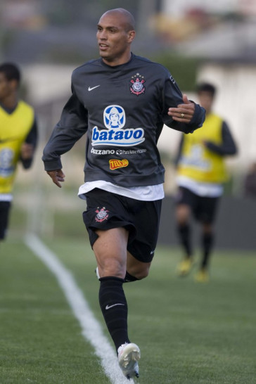 Edno que teve sua documentacao regularizada e faz sua estreia no Corinthians, durante o treino do Corinthians realizado esta tarde no Parque Ecol�gico do Tiete; o pr�ximo jogo do time ser� domingo, dia 27/09, contra o S�o Paulo, no est�dio do Morumbi, pelo returno do Campeonato Brasileiro 2009