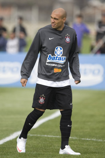 Edno teve a sua documentacao regularizada e joga no domingo, durante o treino do Corinthians realizado esta tarde no Parque Ecol�gico do Tiete; o pr�ximo jogo do time ser� domingo, dia 27/09, contra o S�o Paulo, no est�dio do Morumbi, pelo returno do Campeonato Brasileiro 2009