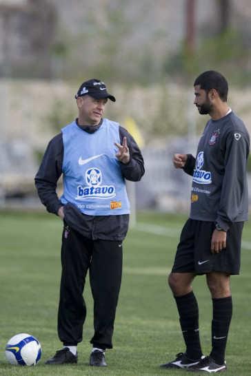 Mano Menezes com o capitao William que volta ao time no domingo durante o treino do Corinthians realizado esta tarde no Parque Ecol�gico do Tiete; o pr�ximo jogo do time ser� domingo, dia 27/09, contra o S�o Paulo, no est�dio do Morumbi, pelo returno do Campeonato Brasileiro 2009