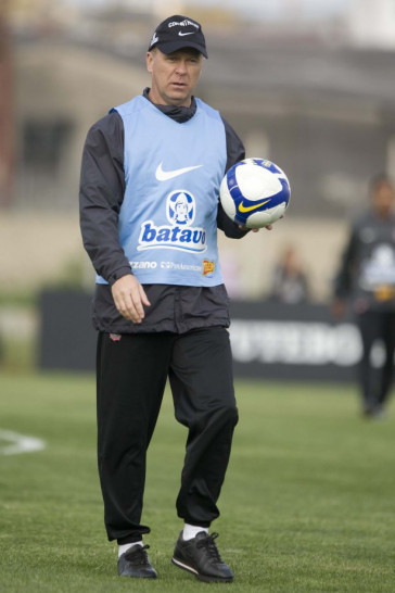 Mano Menezes durante o treino do Corinthians realizado esta tarde no Parque Ecol�gico do Tiete; o pr�ximo jogo do time ser� domingo, dia 27/09, contra o S�o Paulo, no est�dio do Morumbi, pelo returno do Campeonato Brasileiro 2009