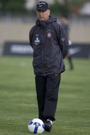 Mano Menezes durante o treino do Corinthians realizado esta tarde no Parque Ecol�gico do Tiete; o pr�ximo jogo do time ser� domingo, dia 27/09, contra o S�o Paulo, no est�dio do Morumbi, pelo returno do Campeonato Brasileiro 2009