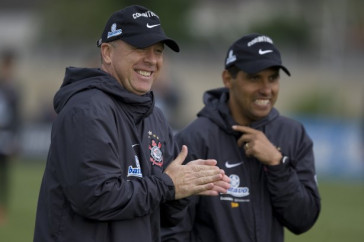Mano Menezes e Sidnei Lobo durante o treino do Corinthians realizado esta tarde no Parque Ecol�gico do Tiete; o pr�ximo jogo do time ser� domingo, dia 27/09, contra o S�o Paulo, no est�dio do Morumbi, pelo returno do Campeonato Brasileiro 2009