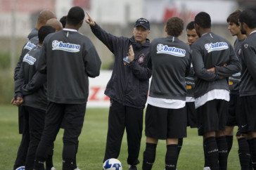 Mano Menezes orienta os jogadeores durante o treino do Corinthians realizado esta tarde no Parque Ecol�gico do Tiete; o pr�ximo jogo do time ser� domingo, dia 27/09, contra o S�o Paulo, no est�dio do Morumbi, pelo returno do Campeonato Brasileiro 2009